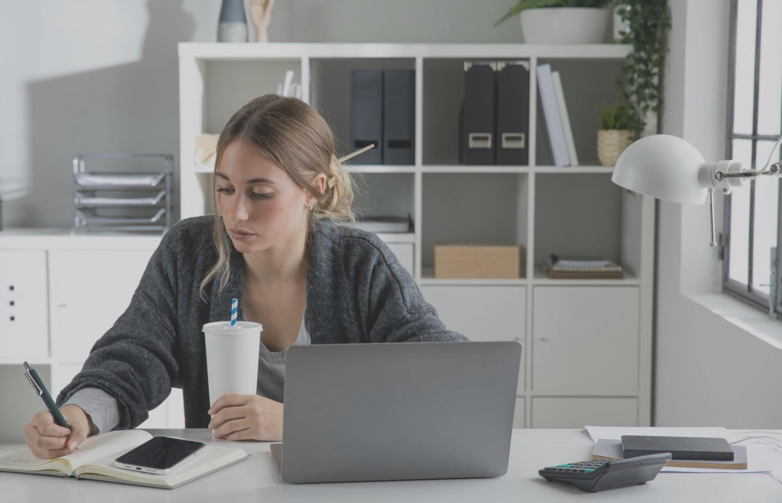 Sala di montaggio moderna con postazioni di lavoro professionali