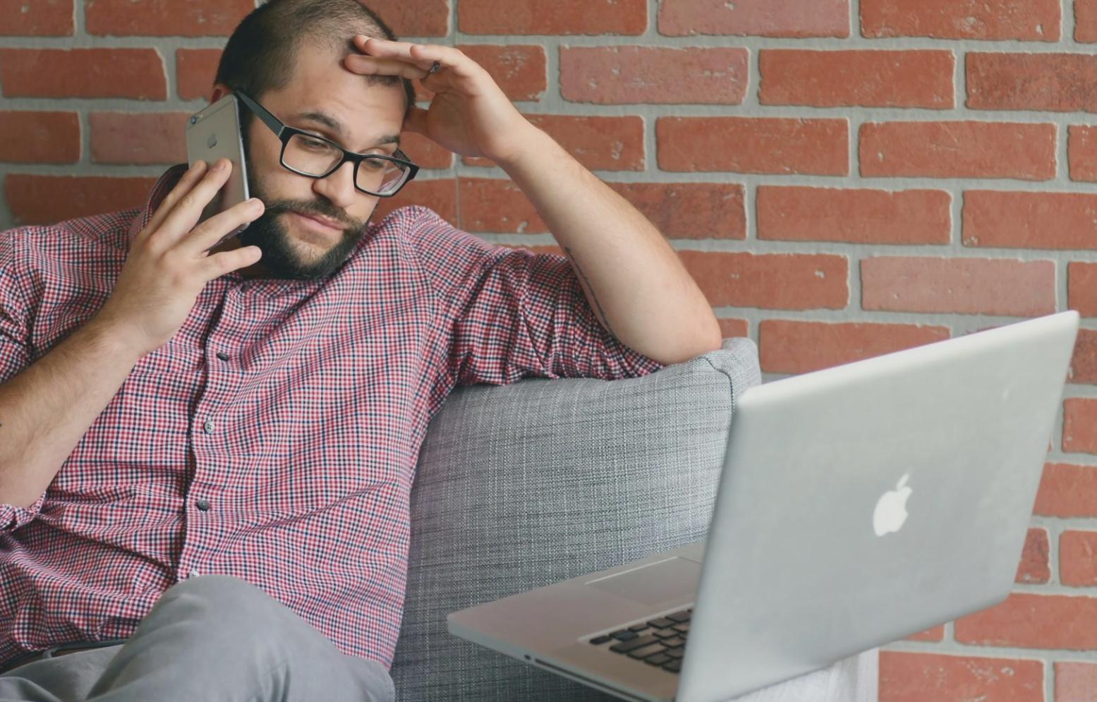 Studenti al lavoro su progetti di montaggio video